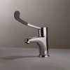 42CR205L_ambiente2 Grifo de lavabo con maneta medica gerontológica Paini Creta, Cromo